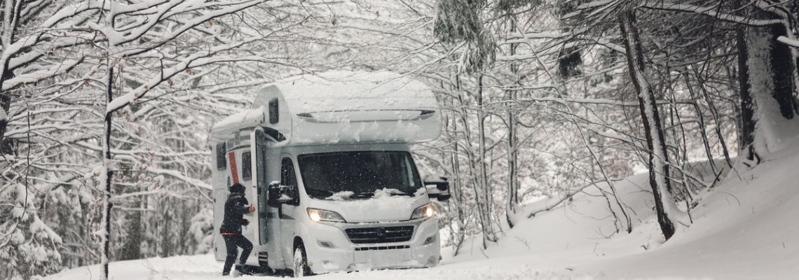Camper in inverno: la guida per chi parte sulla neve per la prima volta