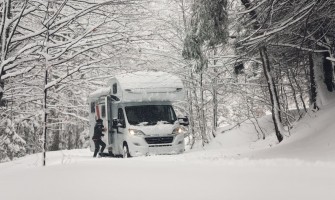 Camper in inverno: la guida per chi parte sulla neve per la prima volta