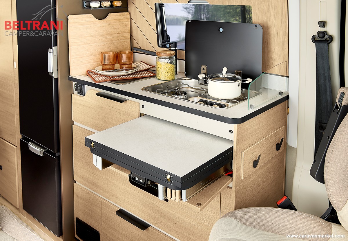 Dreamer D64 SLIDE TABLE estratto come piano d'appoggio sotto la cucina