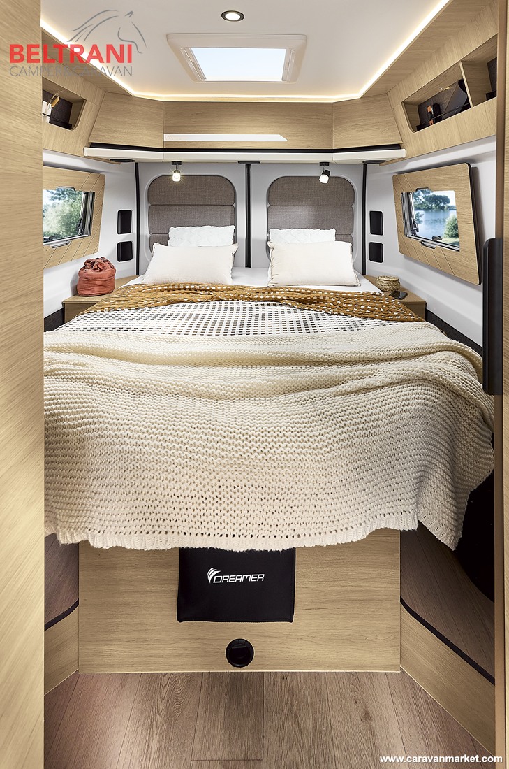 Dreamer D64 Select Saphir 2027 letto nautico centrale con pensili e oblò