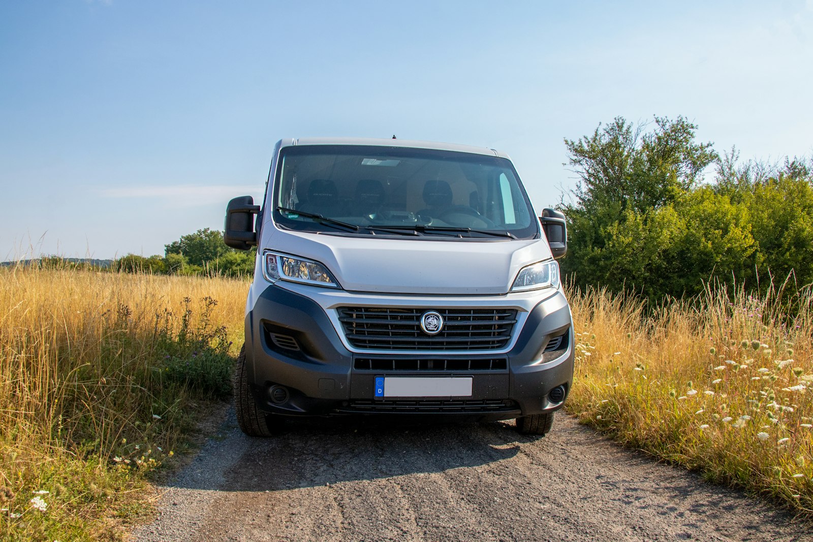 Furgone Fiat Ducato su una stradina di campagna tra i campi
