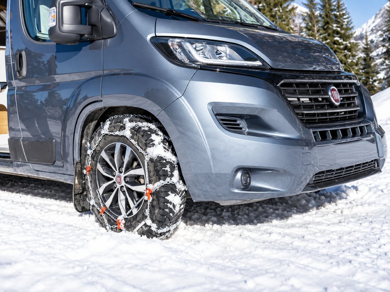 Camper su base Fiat in sosta sulla neve in montagna