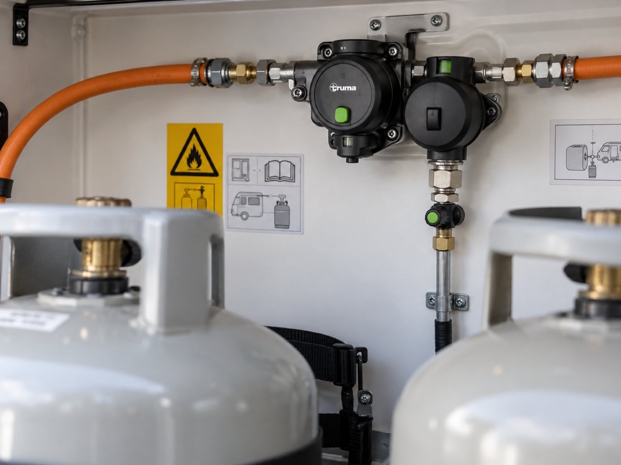 Regolatore di pressione del gas Truma nel vano bombole del camper